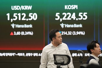 Operadores cerca de las pantallas que muestran el Índice Compuesto de Precios de Acciones de Corea (KOSPI por sus iniciales en inglés) (Associated Press)