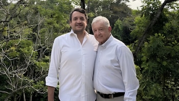 La imagen difundida en redes aparece tras su salida de la dirigencia partidista y mientras busca una diputación federal en Tabasco para 2027, pese a haber dicho que evitó capitalizar su apellido durante 15 años. (andresmanuellopezbeltran_)
