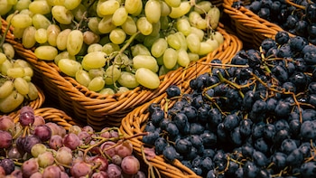 El pesticida en la fruta de Europa, a examen: uvas y manzanas son las más contaminadas, pero la inmensa mayoría cumplen la legislación