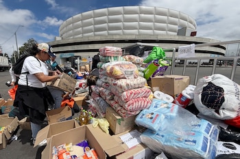 La Alcaldía de Bogotá habilitó nueve puntos de la Red Supercade para recibir donaciones para los afectados por el terremoto del 10 de agosto - crédito Carlos Ortega/EFE