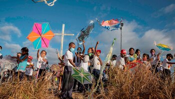 Niños elevan sus cometas en