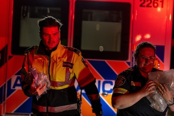 Personal paramédico trabaja en el Centro de Salud de Wainwright mientras se atiende a militares heridos tras un incendio en la Base de las Fuerzas Canadienses de Wainwright (John Ulan/The Canadian Press vía AP)