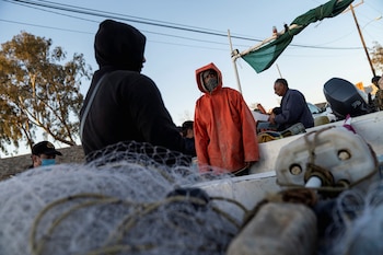 Pese a que esta actividad representa la mayor amenaza para la especie, el gobierno decidió darle prioridad a los pescadores. (REUTERS/Toya Sarno Jordan)
