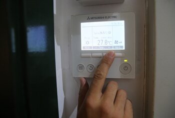 Una persona regula un aparato