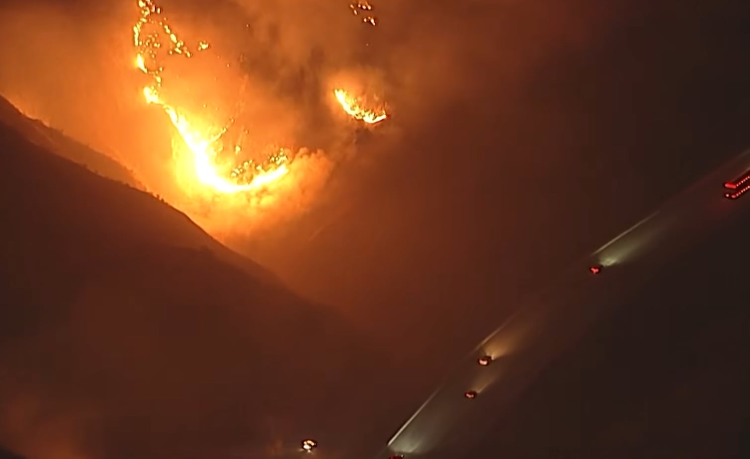 El terreno abrupto en la zona del Shore Fire dificultó el trabajo de las cuadrillas terrestres y obligó a reforzar el ataque aéreo con helicópteros y aviones cisterna (ABC7)