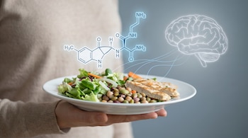 Mano sin rostro sostiene plato de ensalada verde, legumbres y pollo. Flotando, estructura molecular de grelina azul y un cerebro estilizado conectado al plato.