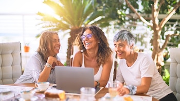 Ciertas actividades divertidas ayudan a las personas de mediana edad a proteger la salud cerebral, según un estudio