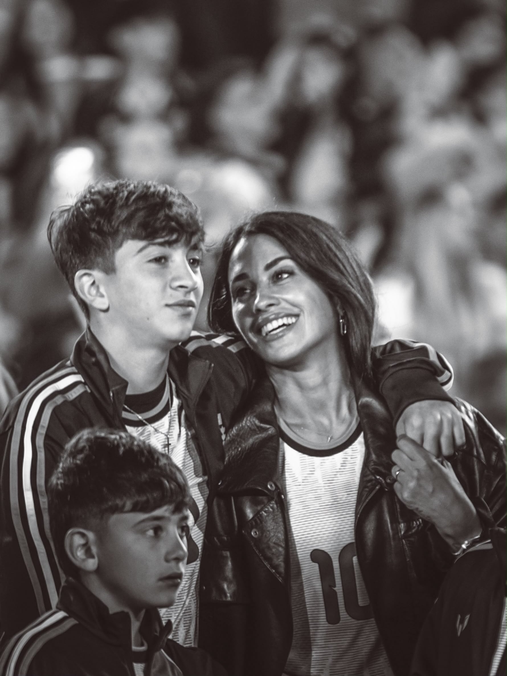 Anto Rocuzzo junto a sus hijos Thiago y Ciro Messi durante la despedida de Lionel de la selección argentina