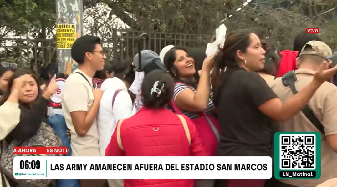 Seguidores del grupo de música BTS se congregan en las afueras del Estadio San Marcos antes del concierto.