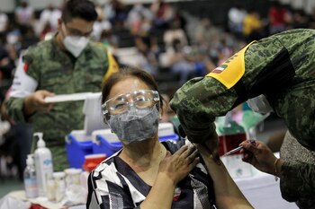 La vacunación contra COVID-19 a personas de entre 50 a 59 años comenzará la primera semana de mayo (Foto: Reuters / Daniel Becerril)