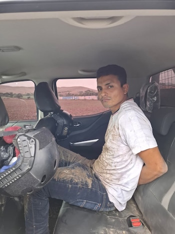 Cinco personas fueron capturadas, luego de un seguimiento policial tras el asalto a una adulta mayor que retiró dinero de una entidad financiera.