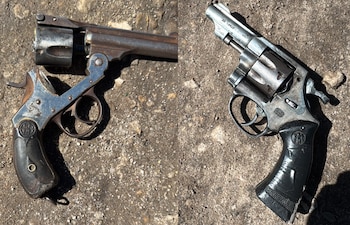 Las dos armas con las que el acusado intentó escapar