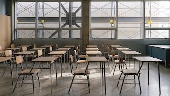 Los Ángeles perdió casi la mitad de sus alumnos y enfrenta un dilema: reconstruir escuelas o cerrarlas