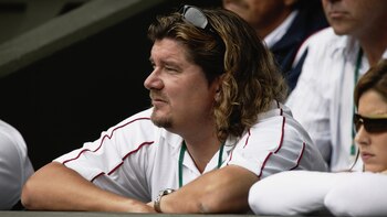 Peter Lundgren observa un partido