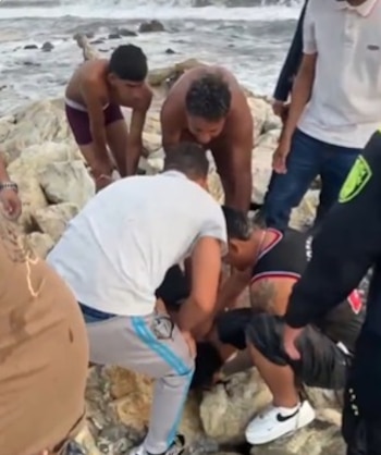 Un mesero del sector logró sacar del agua a la mujer arrastrada por la corriente en Puerto Colombia antes de su traslado al hospital - crédito Captura video