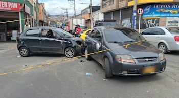 Las autoridades rescataron al propietario de uno de los automotores, quien permanecía amordazado en el interior - crédito Mebog