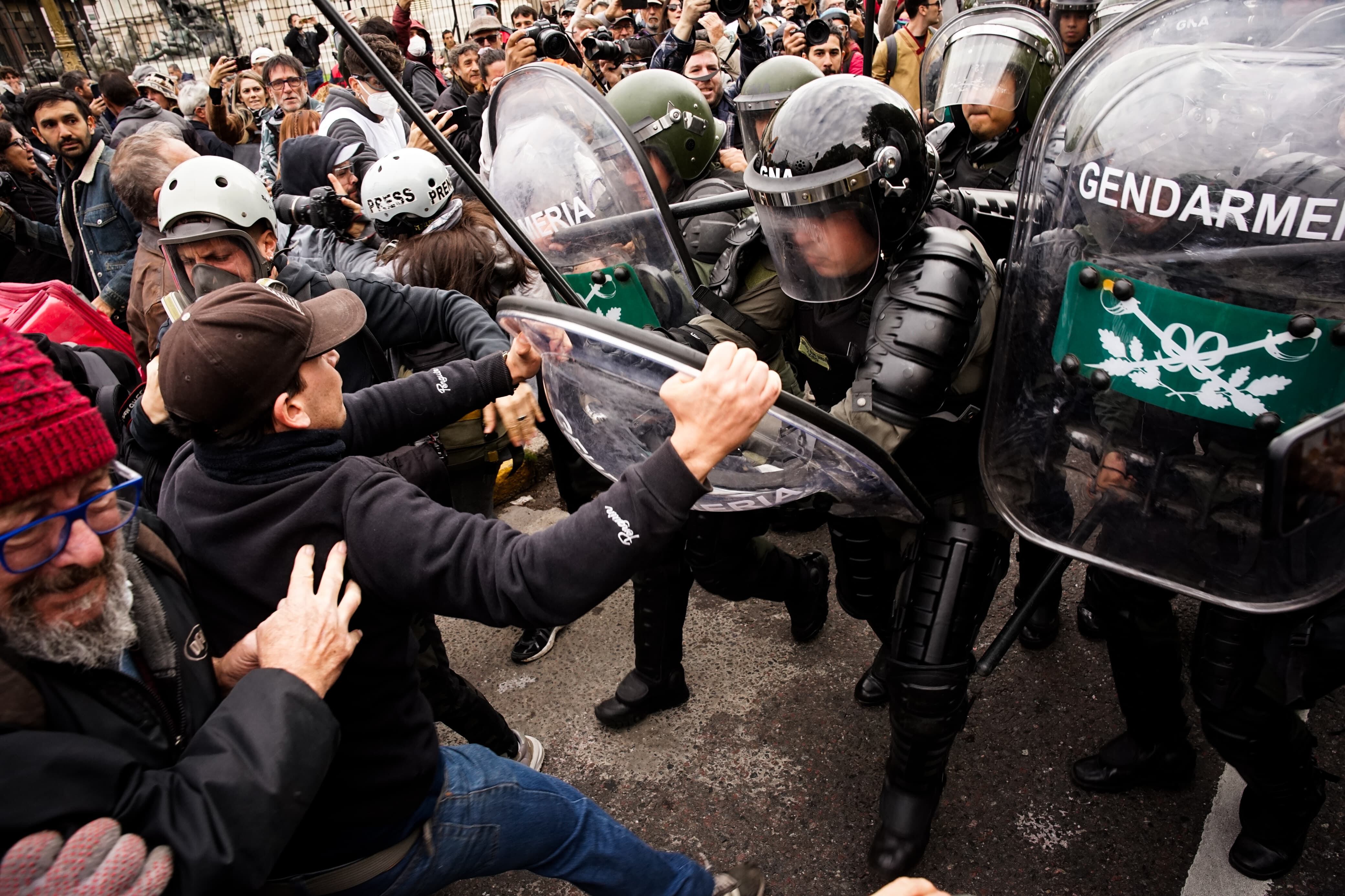 Los enfrentamientos entre la Gendarmería y los manifestantes (RS Fotos)