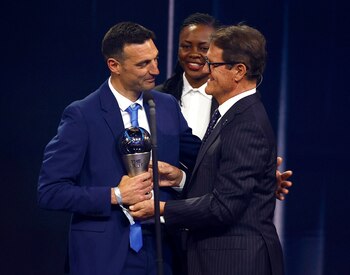 Lionel Scaloni recibió el trofeo a 'mejor entrenador' de parte de Fabio Capello en la ceremonia The Best. (REUTERS)
