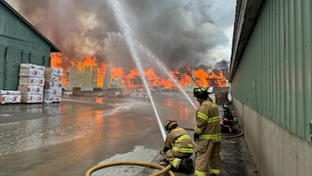 Murió un bombero y al menos 10 personas resultaron heridas tras explosión en una planta maderera de Maine