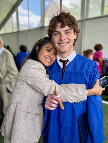 La actriz posó sonriente junto