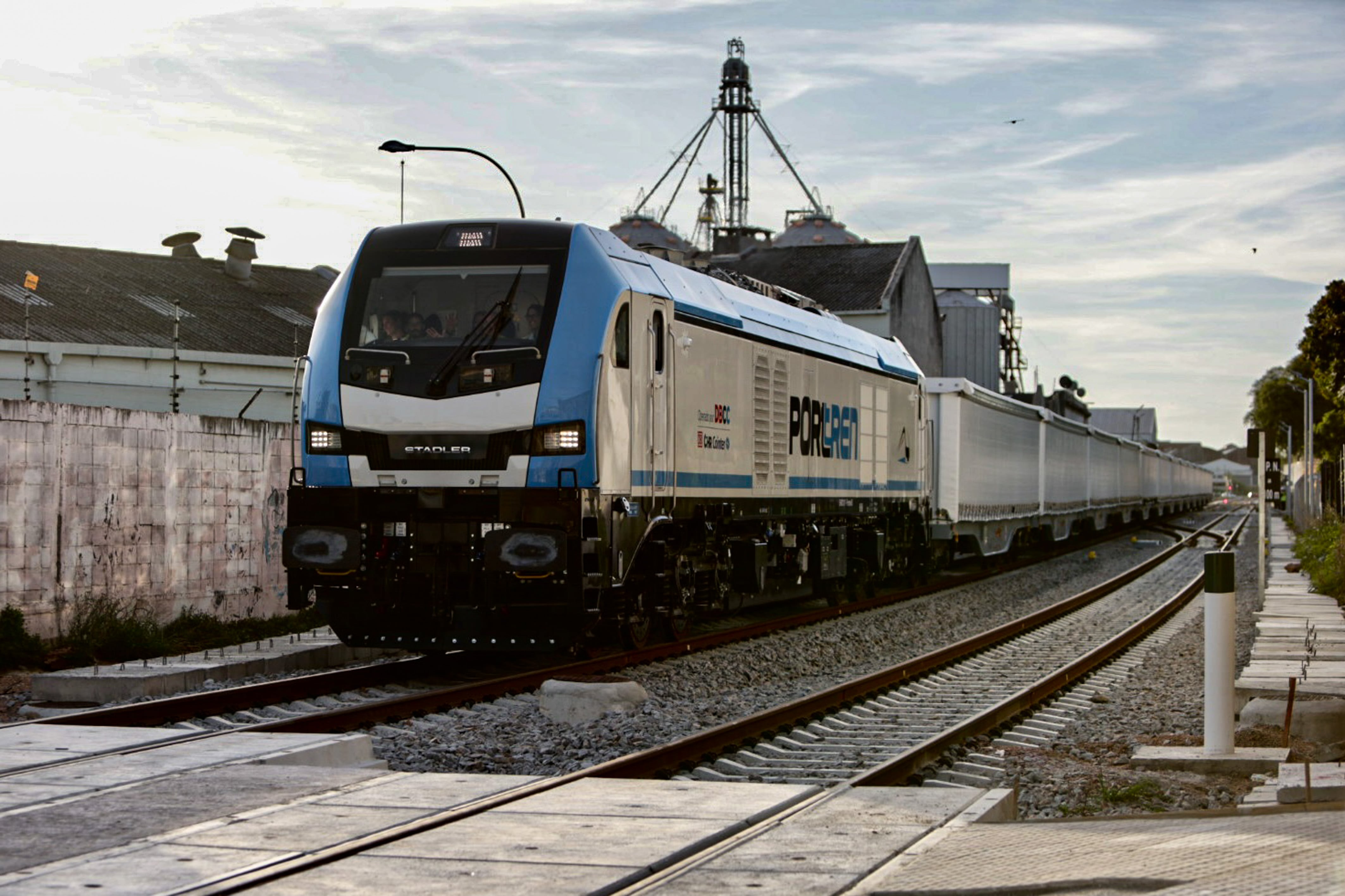 Fotografía de la primera carga de la Pastora UPM que llega al puerto de Montevideo en el viaje inaugural del Tren desde Pueblo Centenario (EFE/ Gaston Britos)