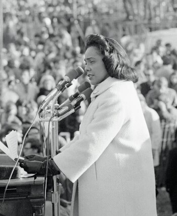 Coretta Scott King en una manifestación por la paz cerca del Monumento a Washington en 1969