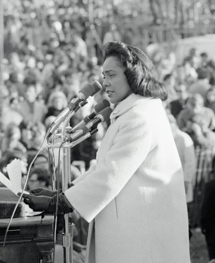 Coretta Scott King en una manifestación por la paz cerca del Monumento a Washington en 1969