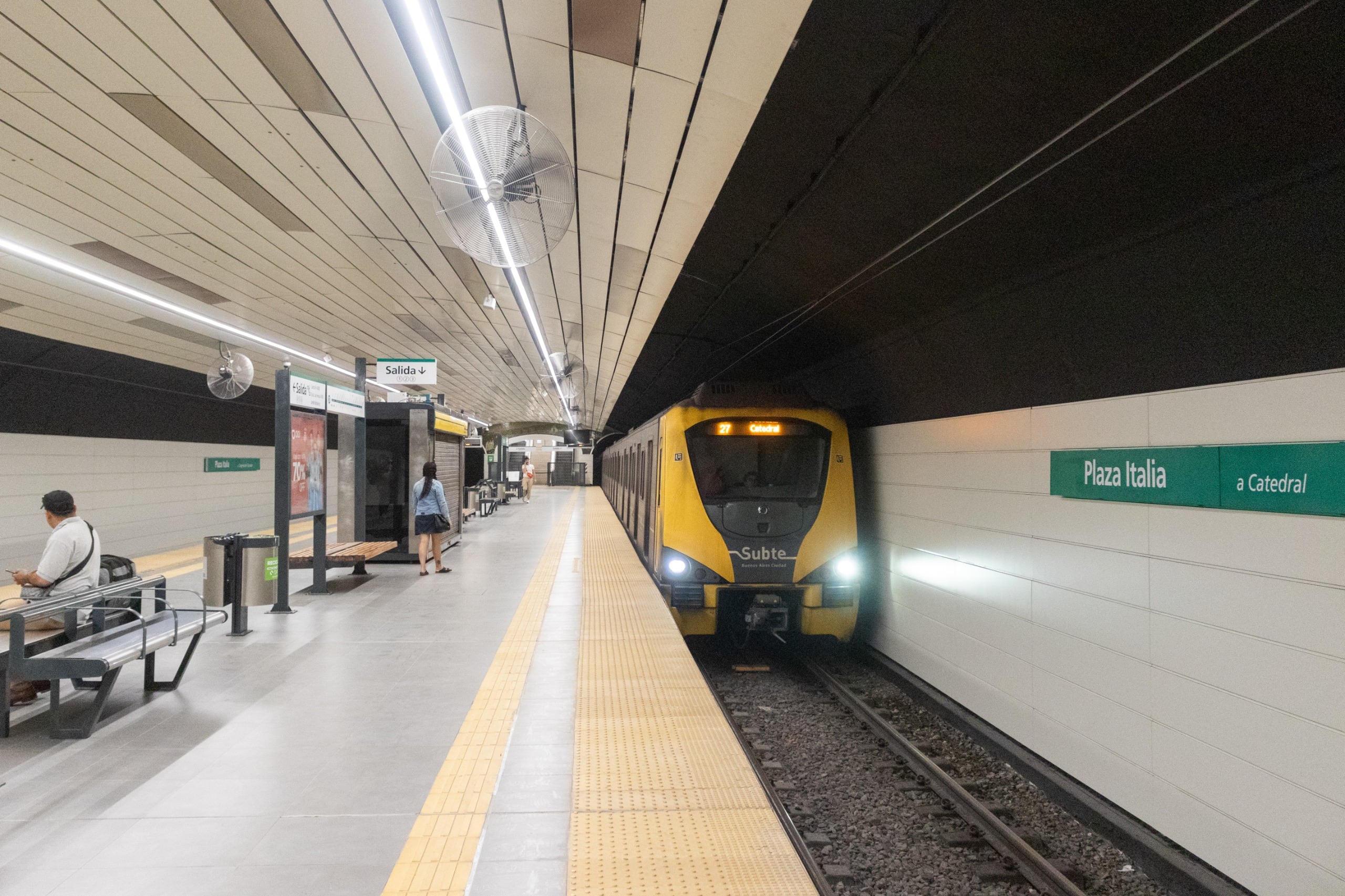 Especialistas restauraron ocho murales históricos y recolocaron los azulejos originales en Plaza Italia, destacando su valor patrimonial dentro de la red de subterráneos