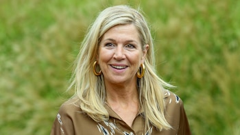 La reina Máxima de Holanda vuelve de sus vacaciones con un vestido color café y joyas de diamantes y zafiros