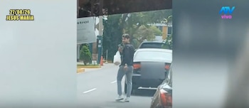 Magaly TV identifica a Enmanuel Parrado, el hombre que maneja la camioneta de Korina Rivadeneira. Captura: Magaly TV La Firme.