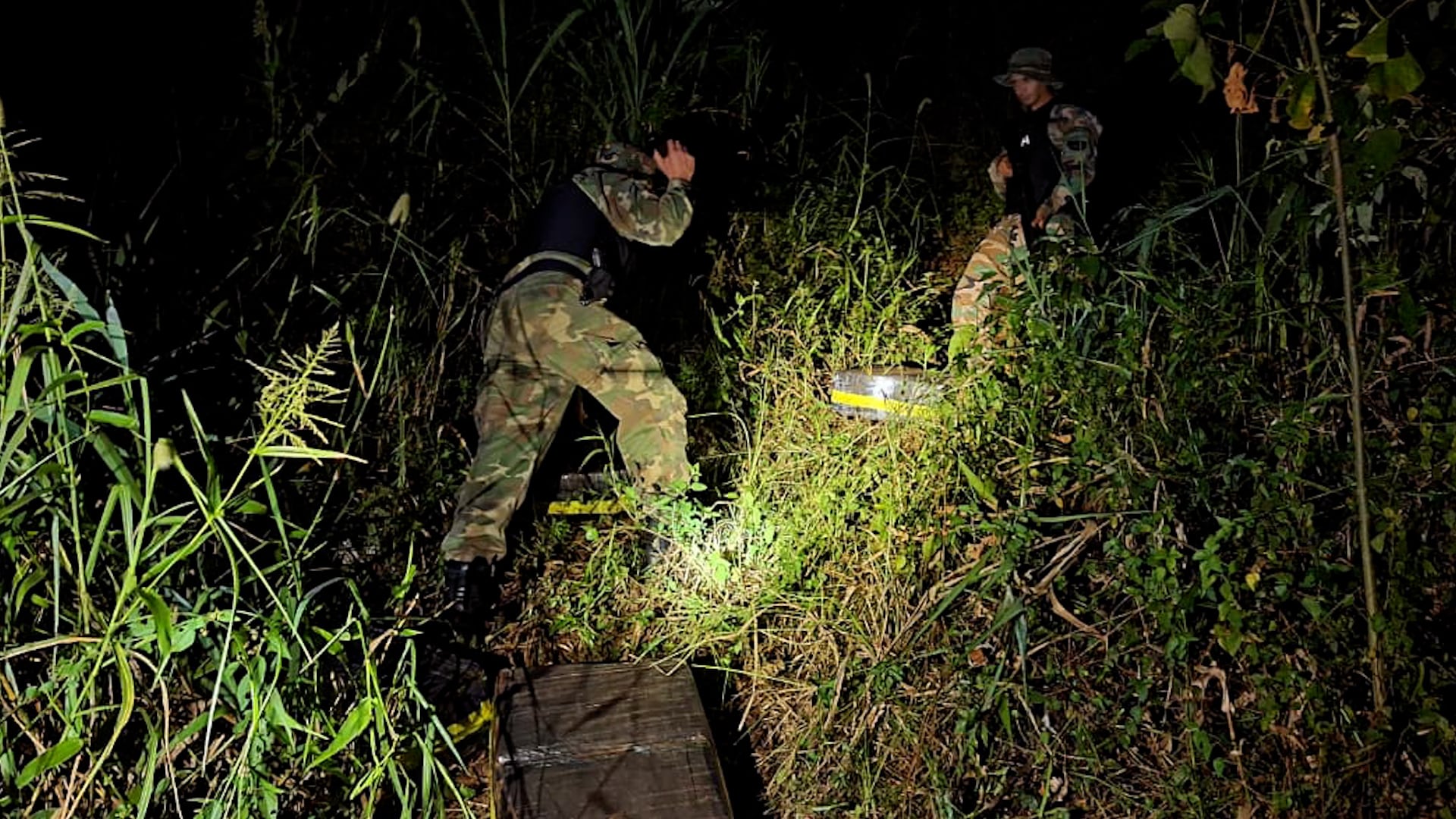 Los agentes de la Prefectura utilizaron un monocular de visión nocturna para detectar los panes de droga.