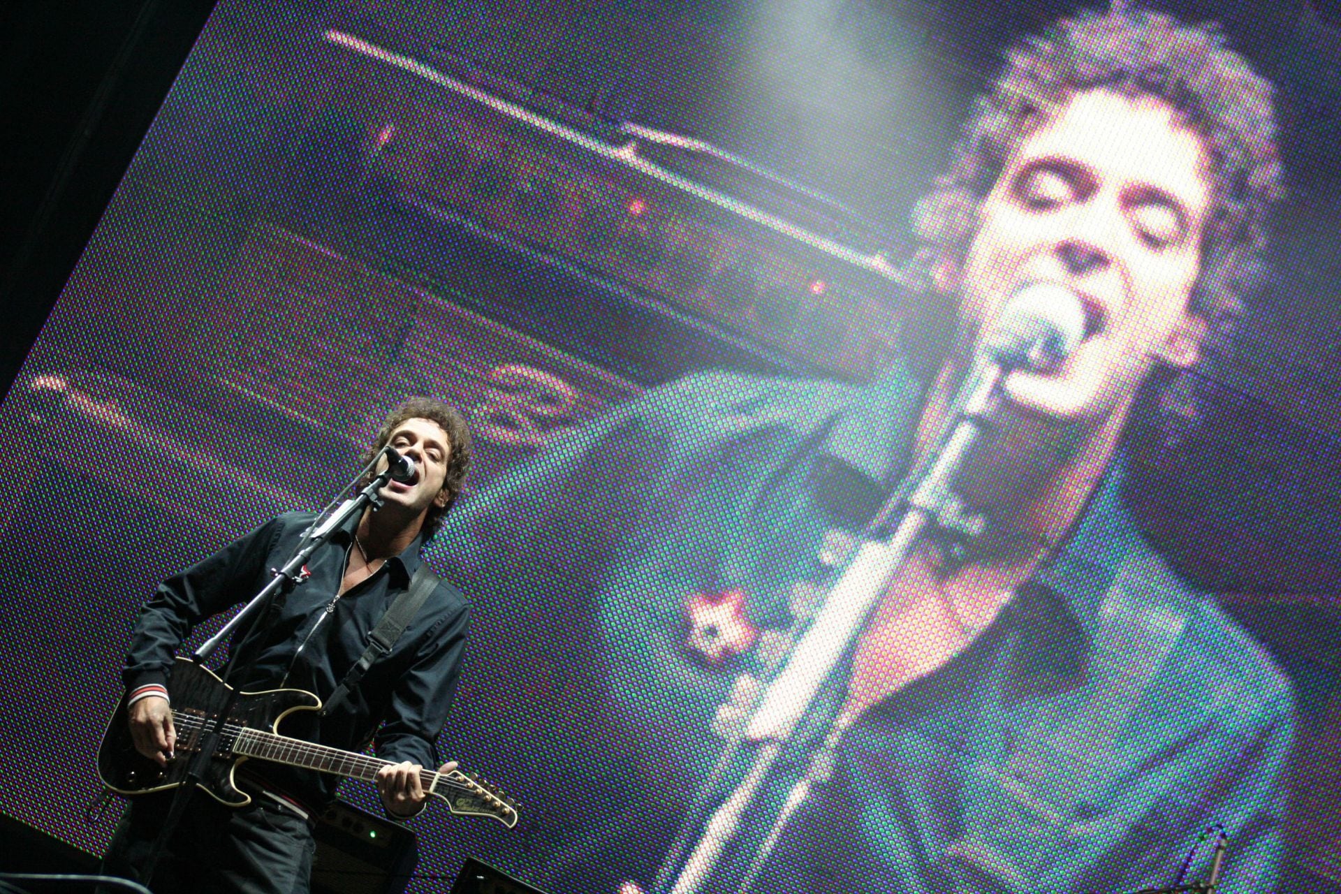 MÉXICO, D.F., 05MAYO2007.- El argentino Gustavo Cerati, ex vocalista del grupo Soda Stereo, partició durante el primer día de actividades del Festival Vive Latino.
FOTO: ISAAC ESQUIVEL/CUARTOSCURO.COM