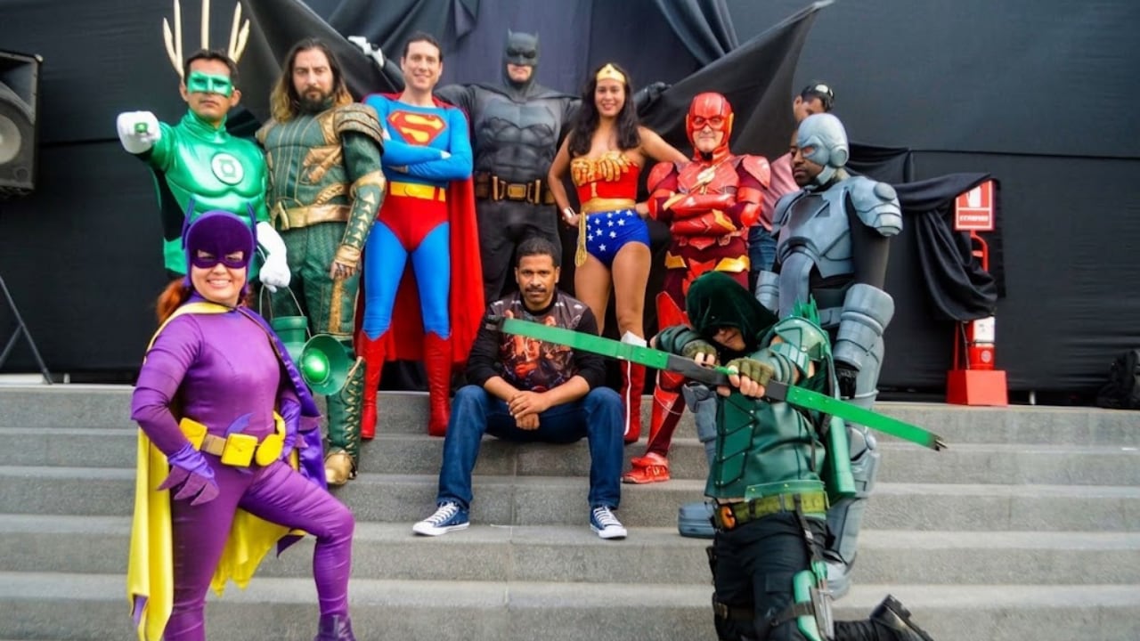 Integrantes del Batman Fans Perú Club y cosplayers caracterizados como personajes de DC Comics posan en Lima junto a Víctor Felipe Sandoval previo al Batman Day.
