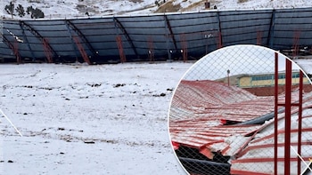 Una intensa granizada derrumba por completo el techo de una losa deportiva en Huancavelica
