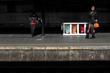 Los pasajeros esperan en un