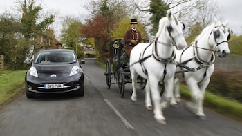 Un auto eléctrico y un