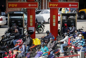 Venezolanos en motocicletas buscan gasolina