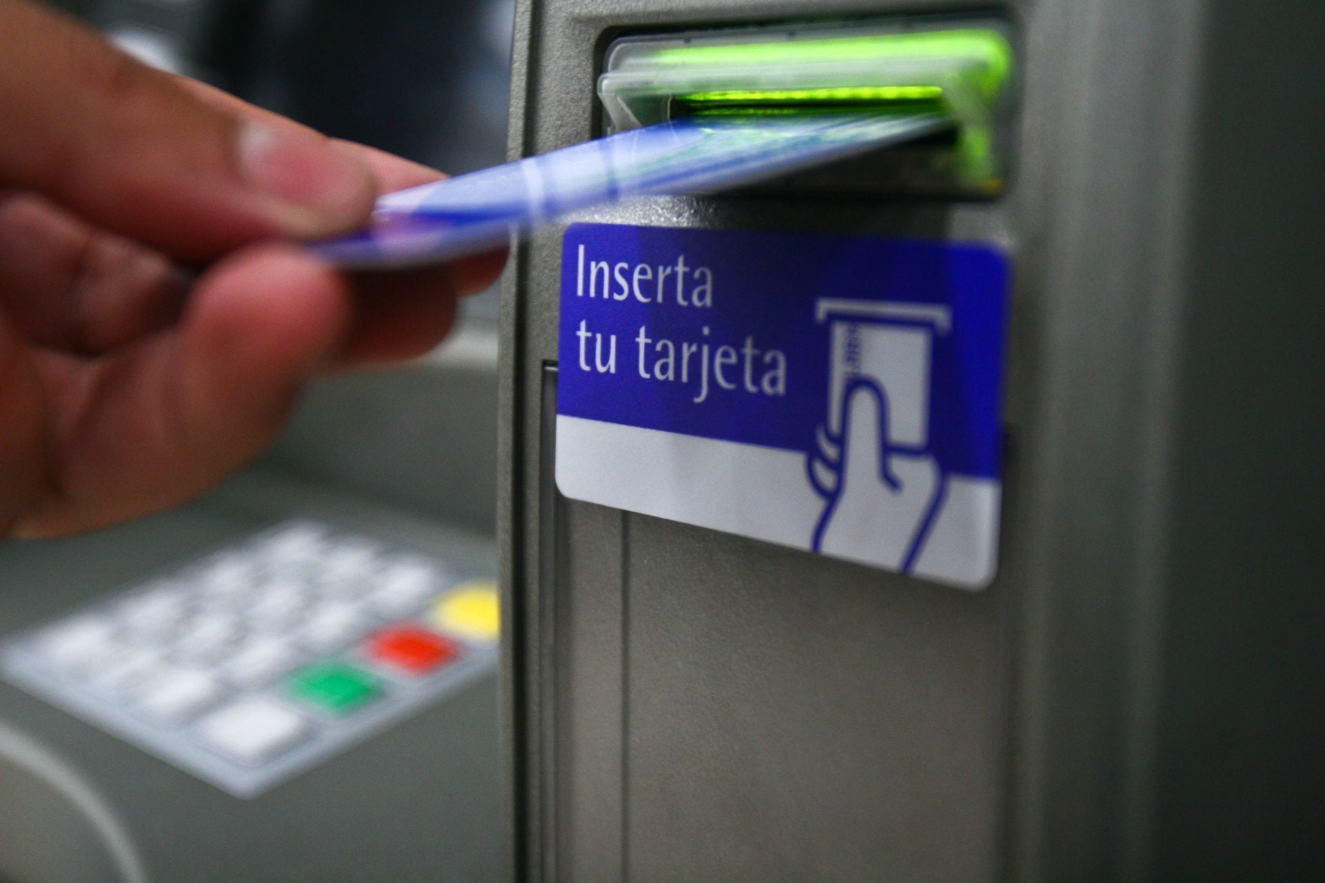 El tope para tener una cuenta exenta del pago del 4x1.000 es de $18.300.000 - crédito Isaac Esquivel