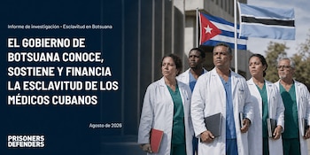 Cinco profesionales de la salud con batas blancas caminan frente a un edificio con las banderas de Cuba y Botsuana
