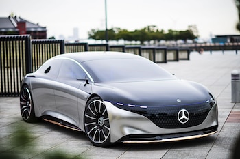 HANDOUT - El prototipo del futuro EQS lleva iluminada la estrella de tres puntas sobre la parrilla. Foto: Daimler AG/dpa - ATENCIÓN: Sólo para uso editorial con el texto adjunto y mencionando el crédito completo