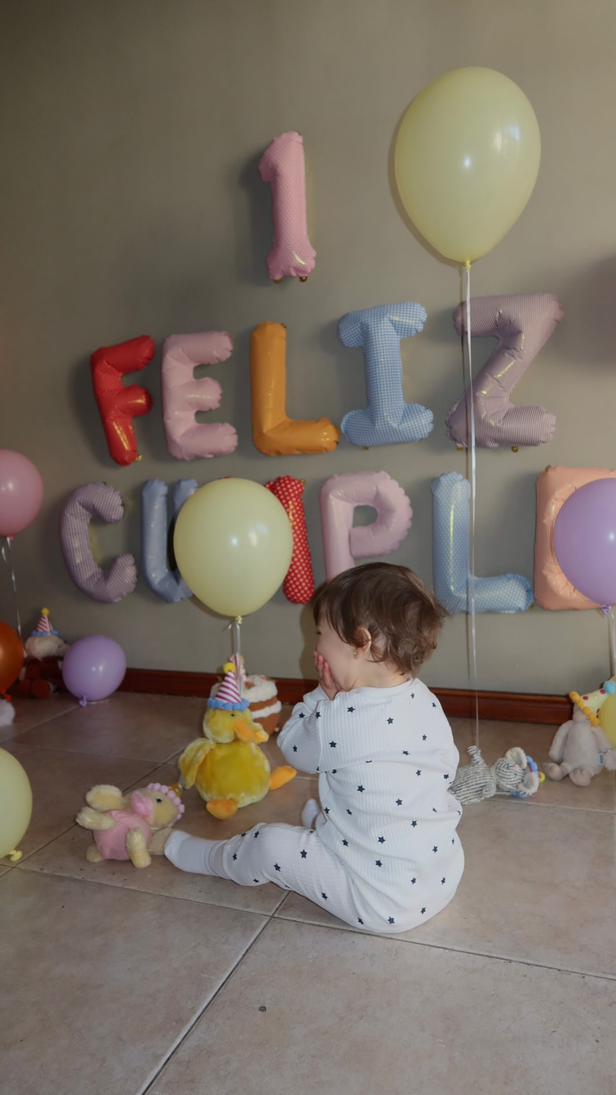 De espaldas, Alaia vio los diversos peluches y globos que prepararoon sus padres por su primer año de vida