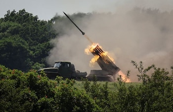 Miembros del servicio ucraniano disparan