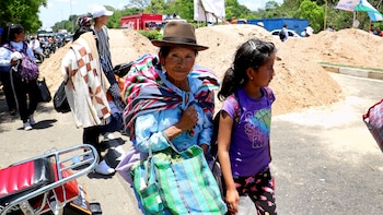 Personas pasan por un lado