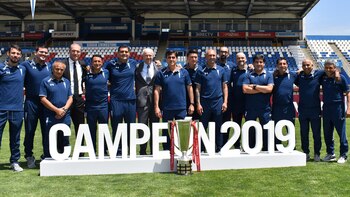 El cuerpo técnico campeón en