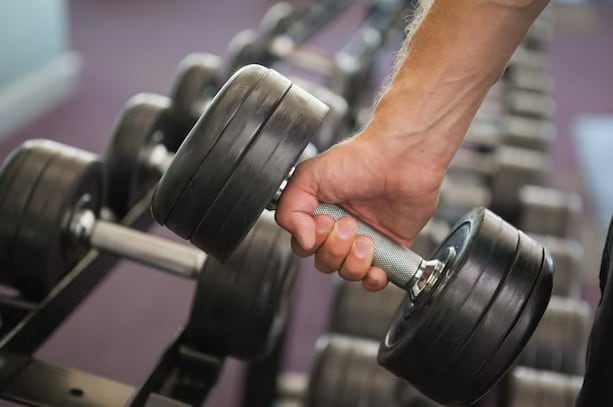 La fuerza y el bienestar físico pueden construirse con herramientas simples y la actitud adecuada, abriendo el camino a una vida más saludable (Freepik)