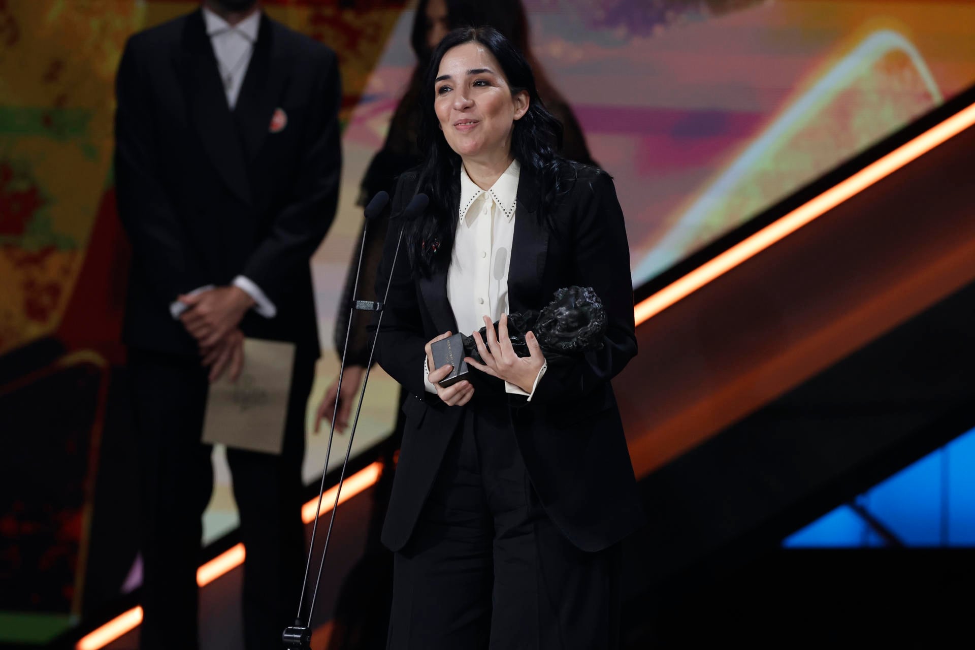 BARCELONA, 28/02/2026.- La directora Alauda Ruiz de Azúa recibe el Goya a mejor guión original por su película ´Los domingos´, durante la ceremonia de entrega de los Premios Goya en su 40 edición, este sábado en el Auditorio Fórum CCIB de Barcelona. EFE/Alberto Estévez