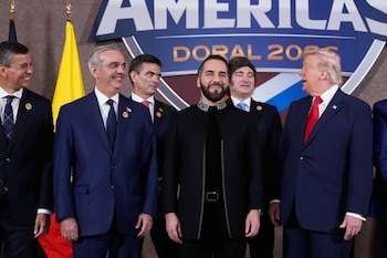 Santiago Peña (primero a la izquierda) junto a otros presidentes de la región y Donald Trump durante la firma de la iniciativa Escudos de las Américas, (Florida, Estados Unidos)