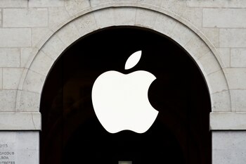 15 de julio de 2020, el logo de Apple en una tienda de París REUTERS/Gonzalo Fuentes/File Photo