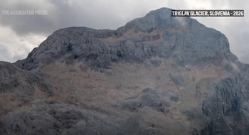 El glaciar del monte Triglav redujo su extensión original de catorce hectáreas a menos de cero coma dos hectáreas en los últimos años (Captura de video Associated Press)