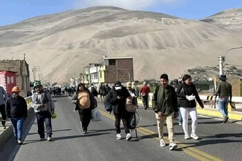 Viajeros avanzan a pie en